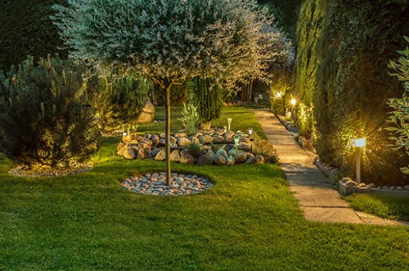 Installation de système d'éclairage dans un jardin de particulier à Villeneuve-lès-Avignon