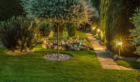 Installation de système d'éclairage dans un jardin de particulier à Villeneuve-lès-Avignon